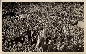 Foto Ansichtskarte / Postkarte Menschenmenge auf einem Platz, Weimarer Republik