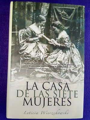 Seller image for La casa de las siete mujeres for sale by Librera LiberActio