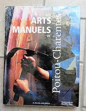 Bild des Verkufers fr Les arts manuels de Poitou-Charentes zum Verkauf von la petite boutique de bea