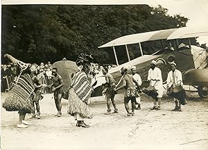 "Tam-tam de l'A.O.F. pour un baptème de l'air à l'EXPOSITION COLONIALE de 1931" Photo de presse o...