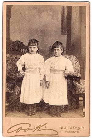 Photo Atelier Cook, Toronto, 191, 193 Yonge St., Zwillinge in identischen Kleidern