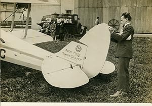 "COUPE DUNLOP d'AVIONS à ORLY 1931 : le poinçonnage d'un avion" Photo de presse originale G. DEVR...
