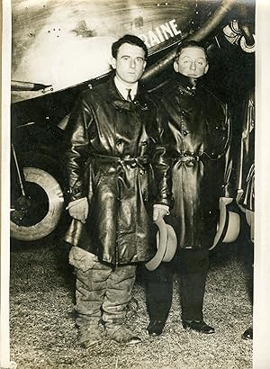 "RAID PARIS-MADAGASCAR 1931 : Les Aviateurs SALEL et GOULETTE" Photo de presse originale G. DEVRE...
