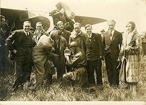 "REGINENSI et l'Aviateur LALOUETTE à l'arrivée du TOUR de FRANCE DES AVIONS" Photo de presse orig...