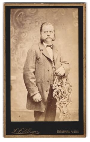 Bild des Verkufers fr Fotografie J. F. Klinger, Braunau am Inn, Portrait rundlicher Herr im Anzug mit Backenbart zum Verkauf von Bartko-Reher