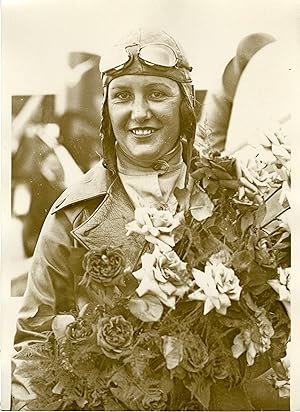 "Maryse Bastié : Trophée de la Ligue Aéronautique Internationale en 1932" Photo de presse origina...