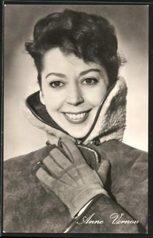 Bild des Verkufers fr Ansichtskarte Schauspielerin Anne Vernon in winterlicher Kleidung zum Verkauf von Bartko-Reher