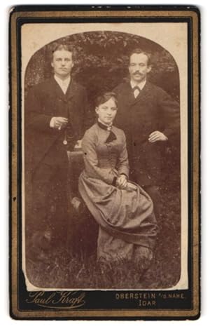 Bild des Verkufers fr Fotografie Paul Kraft, Oberstein a. d. Nahe, Portrait junge Frau mit zwei Herren in Anzgen posieren im Garten zum Verkauf von Bartko-Reher