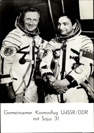 Bild des Verkufers fr Ansichtskarte / Postkarte Kosmonaut Sigmund Jhn, erster Fliegerkosmonaut der DDR, Waleri Bykowski, Sojus 31 zum Verkauf von akpool GmbH