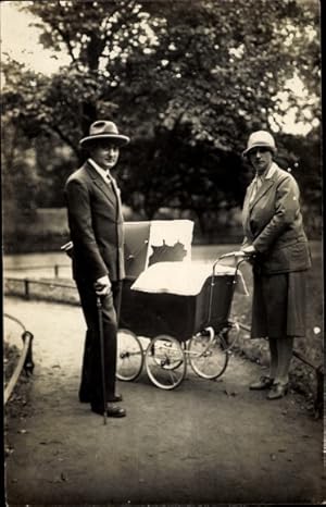 Foto Ansichtskarte / Postkarte Mann und Frau mit Kinderwagen, Portrait