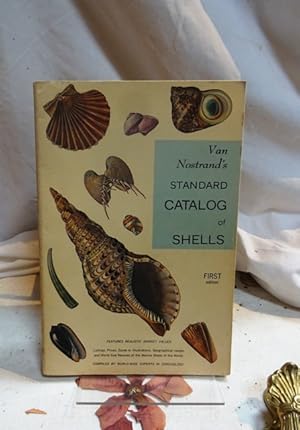 Immagine del venditore per Van Nostrand's Standard Catalog of Shells. Current Values, Illustrations, Names, Geographical Distribution and Classification of the Sea Shells of the World. venduto da terrahe.oswald