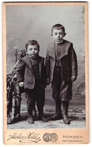 Bild des Verkufers fr Fotografie M. Held, Horgen, Portrait zwei kleine Jungen in modischer Kleidung zum Verkauf von Bartko-Reher