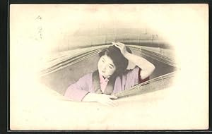 Bild des Verkufers fr Ansichtskarte Peak-a-Boo, Geisha guckt durch Jalousie zum Verkauf von Bartko-Reher
