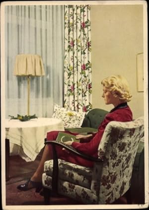 Bild des Verkufers fr Ansichtskarte / Postkarte Besinnliche Stunden, Reklame, Indanthren, Frau auf einem Sessel zum Verkauf von akpool GmbH
