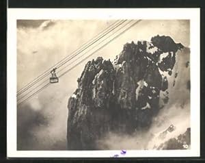 Mini-Ansichtskarte Seilbahn fährt an schroffen Felsspitzen vorbei