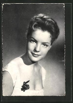 Image du vendeur pour Ansichtskarte Schauspielerin Romy Schneider in modischer Kleidung mis en vente par Bartko-Reher