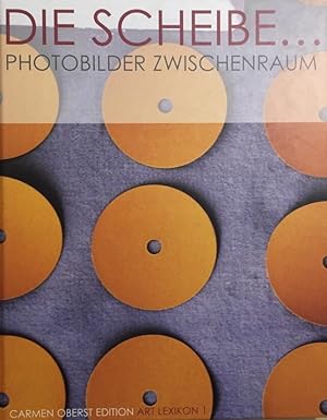 Seller image for Die Scheibe . Photobilder Zwischenraum ; [dieser Katalog erscheint im Rahmen der 2. Triennale der Photographie Hamburg 2002 anl�sslich des Ausstellungsprojekts Die Scheibe .]. Carmen Oberst Edition Art Lexikon ; 1 for sale by Antiquariat J. H�nteler