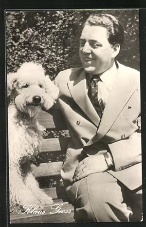 Bild des Verkufers fr Ansichtskarte Schauspieler Klaus Gross sitzt mit seinem Hund auf einer Bank zum Verkauf von Bartko-Reher