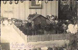 Foto Ansichtskarte / Postkarte Hausmodell mit Garten, Äpfel, Geweihe an der Wand