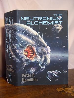 Immagine del venditore per THE NEUTRONIUM ALCHEMIST; THE NIGHT'S DAWN TRILOGY BOOK TWO venduto da Robert Gavora, Fine & Rare Books, ABAA