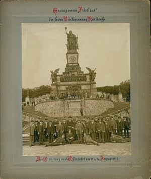 Foto 1912, Rüdesheim am Rhein, Niederwalddenkmal, Gesangverein Fidelitas fr. Bäckerinnung Karlsruhe