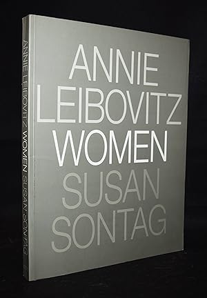 Bild des Verkufers fr Women. Photographs by Annie Leibovitz. Essay by Susan Sontag. zum Verkauf von Antiquariat Haufe & Lutz