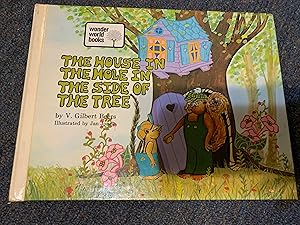 Image du vendeur pour THE HOUSE IN THE HOLE IN THE SIDE OF THE TREE mis en vente par Betty Mittendorf /Tiffany Power BKSLINEN