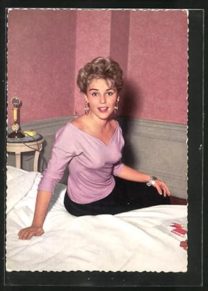 Ansichtskarte Schauspielerin Susanne Cramer sitzt auf dem Bett