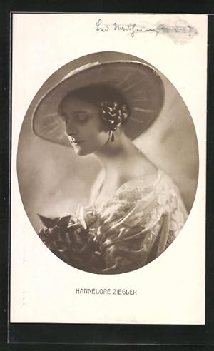 Bild des Verkufers fr Ansichtskarte Tnzerin Hannelore Ziegler in eleganter Garderobe mit Hut zum Verkauf von Bartko-Reher