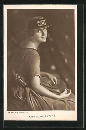 Bild des Verkufers fr Ansichtskarte Tnzerin Hannelore Ziegler mit Hut zum Verkauf von Bartko-Reher