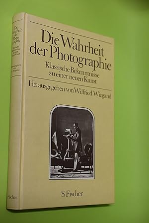 Bild des Verkufers fr Die Wahrheit der Photographie: klassische Bekenntnisse zu einer neuen Kunst. hrsg. von Wilfried Wiegand. [bers.: Corinna Fiedler .] zum Verkauf von Antiquariat Biebusch