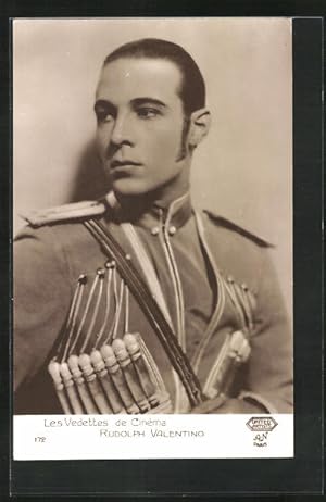 Ansichtskarte Schauspieler Rudolph Valentino in einer Filmuniform