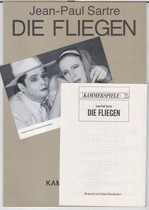 Seller image for Programmzettel zu: Die Fliegen. - Kammerspiele, Premiere am 24. Januar 1987. - Regie: Friedo Solter, . Musik: Reiner Bredemeyer. - Bhnenbild und Kostme: Hans-Jrgen Nikulka. - Darsteller: Otto Mellies, Dagmar Manzel, Michael Schweighfer, Christinne Schorn u. a. - Beigabe: 16 seitiges Heft zum Stck mit Texten von Sarte, Gustav Schwab, Michel Leiris, Thomas Fritz, Paul Eluard und Vincent von Wroblewsky. - for sale by Antiquariat Carl Wegner