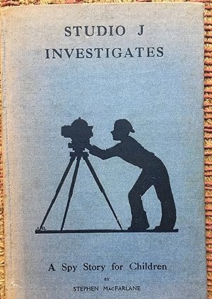 Image du vendeur pour STUDIO J INVESTIGATES; A Spy Story for Children. mis en vente par Come See Books Livres