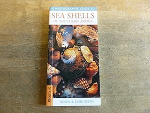 Immagine del venditore per A Photographic Guide to Sea Shells of Southern Africa venduto da The Book Exchange
