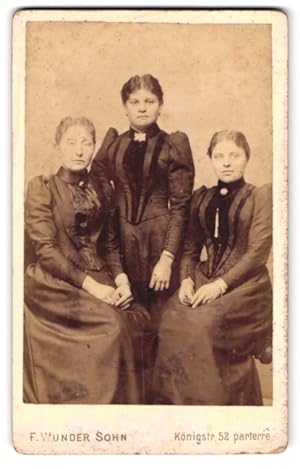 Bild des Verkufers fr Fotografie F. Wunder, Sohn, Hannover, Knigstr. 52, Portrait drei elegant gekleidete junge Frauen zum Verkauf von Bartko-Reher