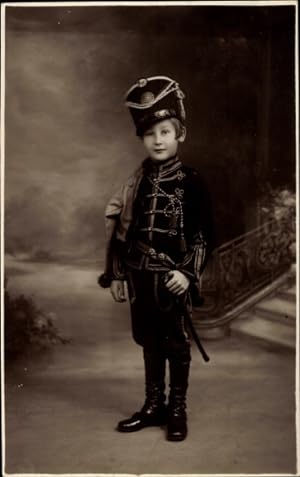 Foto Ansichtskarte / Postkarte Junge in Französischer Husaren-Uniform, Standportrait
