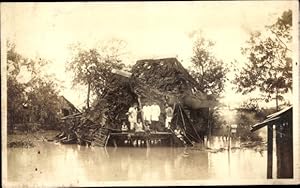 Bild des Verkufers fr Foto Ansichtskarte / Postkarte Philippinen, zerstrtes Stelzenhaus, berlebende nach Taifun Juli 1949 zum Verkauf von akpool GmbH