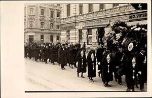 Foto Ansichtskarte / Postkarte Wien 17. Hernals, Parfumerie Rötzerg. 38, Begräbniszug