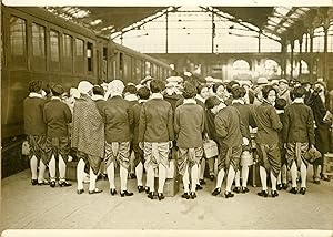 "GROUPE de DANSEUSES CAMBODGIENNES à leur arrivée GARE DE LYON pour l'Exposition Coloniale (1931)...