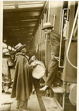 "MALGACHES QUITTANT L'EXPOSITION COLONIALE de 1931 à la GARE DE LYON" Photo de presse originale G...