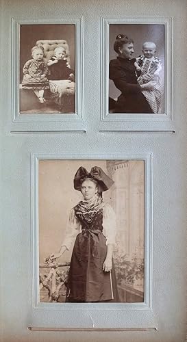 Bild des Verkufers fr Groes Jugendstil-Album, enthlt 45 Portrait-Photographien (Vintages) brgerlicher Zivilpersonen, vorwiegend aus dem Elsass, weinige Photos rckseitig mit handschriftlichen Widmungen und Datierungen (zwischen 1895 und 1914), Formate zwischen 10 x 6 cm bis 12 x 16,5 cm. zum Verkauf von Antiquariat Elvira Tasbach