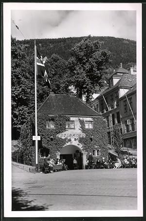 8 Fotografien Bergen, Ansicht Bergen, Fridtjof Nansen-Denkmal, Balholm, Bergbahn Eingang Fischmar...