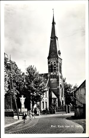Immagine del venditore per Ansichtskarte / Postkarte Riel Nordbrabant, Kerk met H. Hart, Kirche, Herz Jesu Statue, Passanten, Straenpartie venduto da akpool GmbH