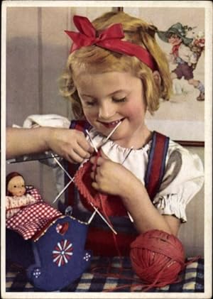 Ansichtskarte / Postkarte Mädchen beim Stricken, Puppenbett