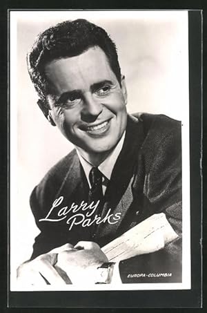 Bild des Verkufers fr Ansichtskarte Schauspieler Larry Parks lchelnd mit Anzug und schicker Armbanduhr zum Verkauf von Bartko-Reher