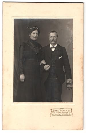 Bild des Verkufers fr Fotografie Zinke-Strchler, Langenthal, Markgasse, Portrait Frau und Mann im dunkeln Kleid und Anzug mit Moustache zum Verkauf von Bartko-Reher