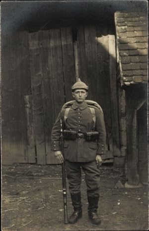 Foto Ansichtskarte / Postkarte Deutscher Soldat in Uniform, Gewehr, Ausrüstung