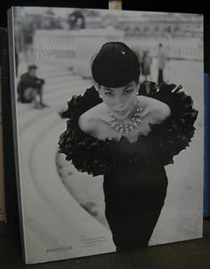 Bild des Verkufers fr Christian Dior und Deutschland 1947 bis 1957. - Deutsche Ausgabe. zum Verkauf von Antiquariat Carl Wegner