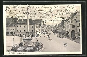 Ansichtskarte Freising, Hauptstrasse mit Geschäften und Denkmal